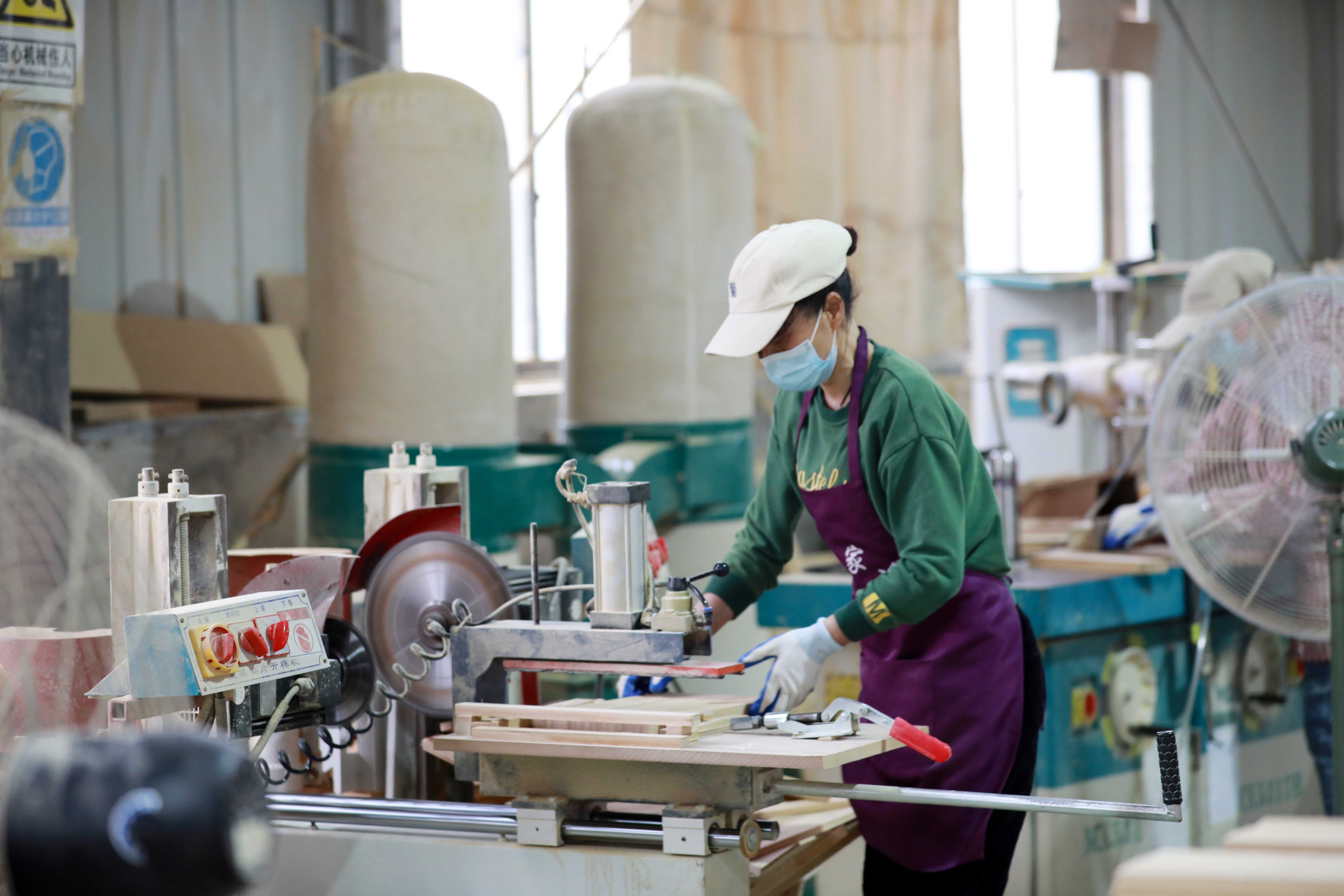 圖為去年4月廣西柳州市融安縣融嘉工藝有限公司成品車間，工人在製作暢銷海外的竹制工藝品。圖／中新社
