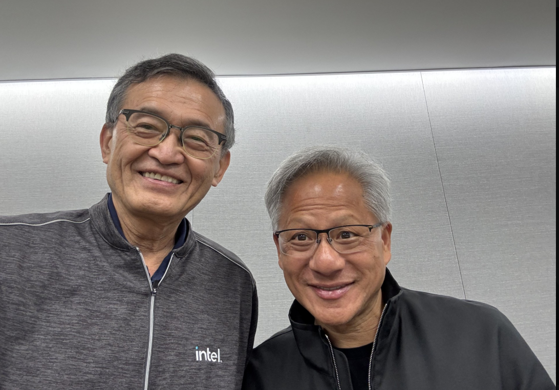 輝達執行長黃仁勳(右)美國時間18日與英特爾執行長陳立武(左)舉行線上記者會宣布，輝達將注資英特爾50億美元。圖/取自陳立武X