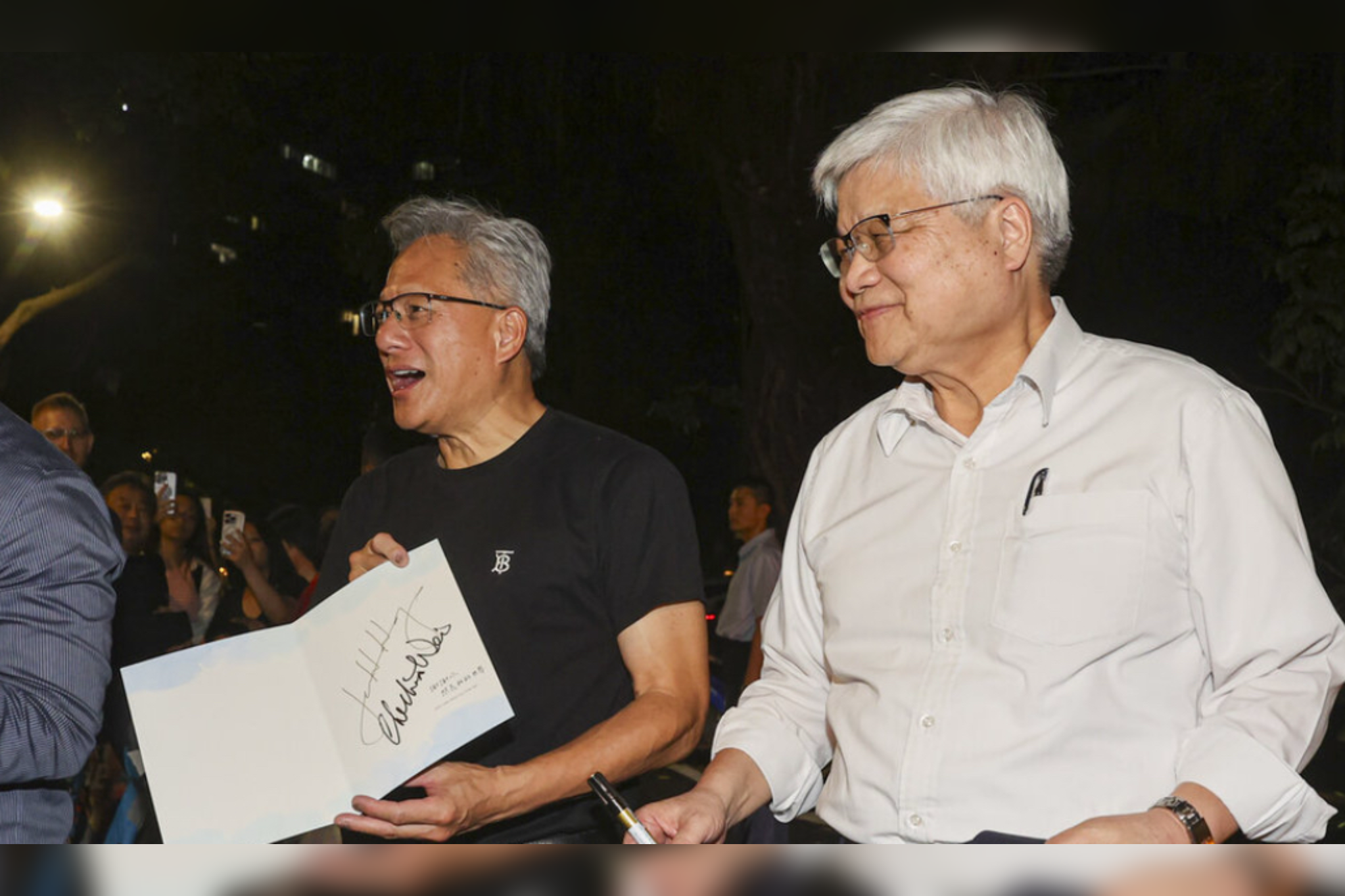 輝達（NVIDIA）執行長黃仁勳（左）快閃訪台一天，22日晚間在台北與台積電董事長魏哲家（右）共進晚餐，餐敘結束後便搭機離開台灣。圖/中央社
