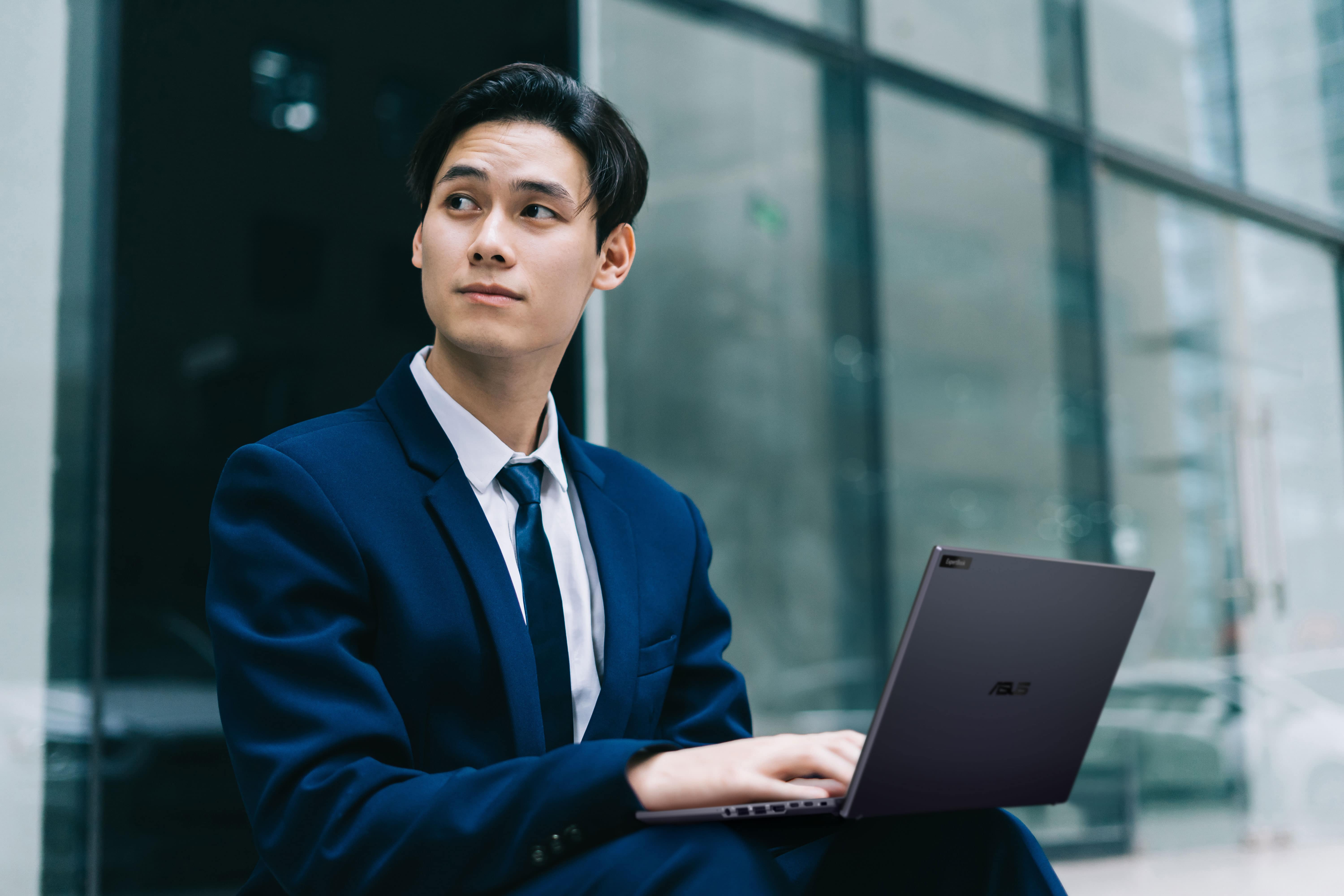 華碩首款AI商用筆電ASUS ExpertBook B5 (B5404CMA)，AI助手隨時待命，強化辦公效率。圖/ 華碩提供