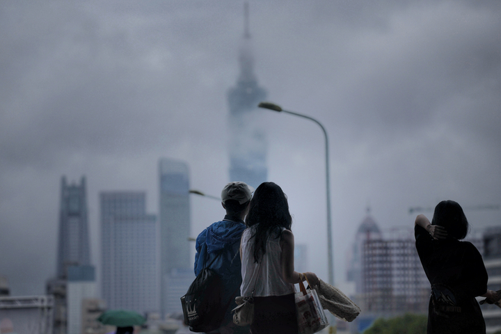 台北市松山區昨午後雲層仍厚，民眾把握假日外出活動。圖/取自中央社