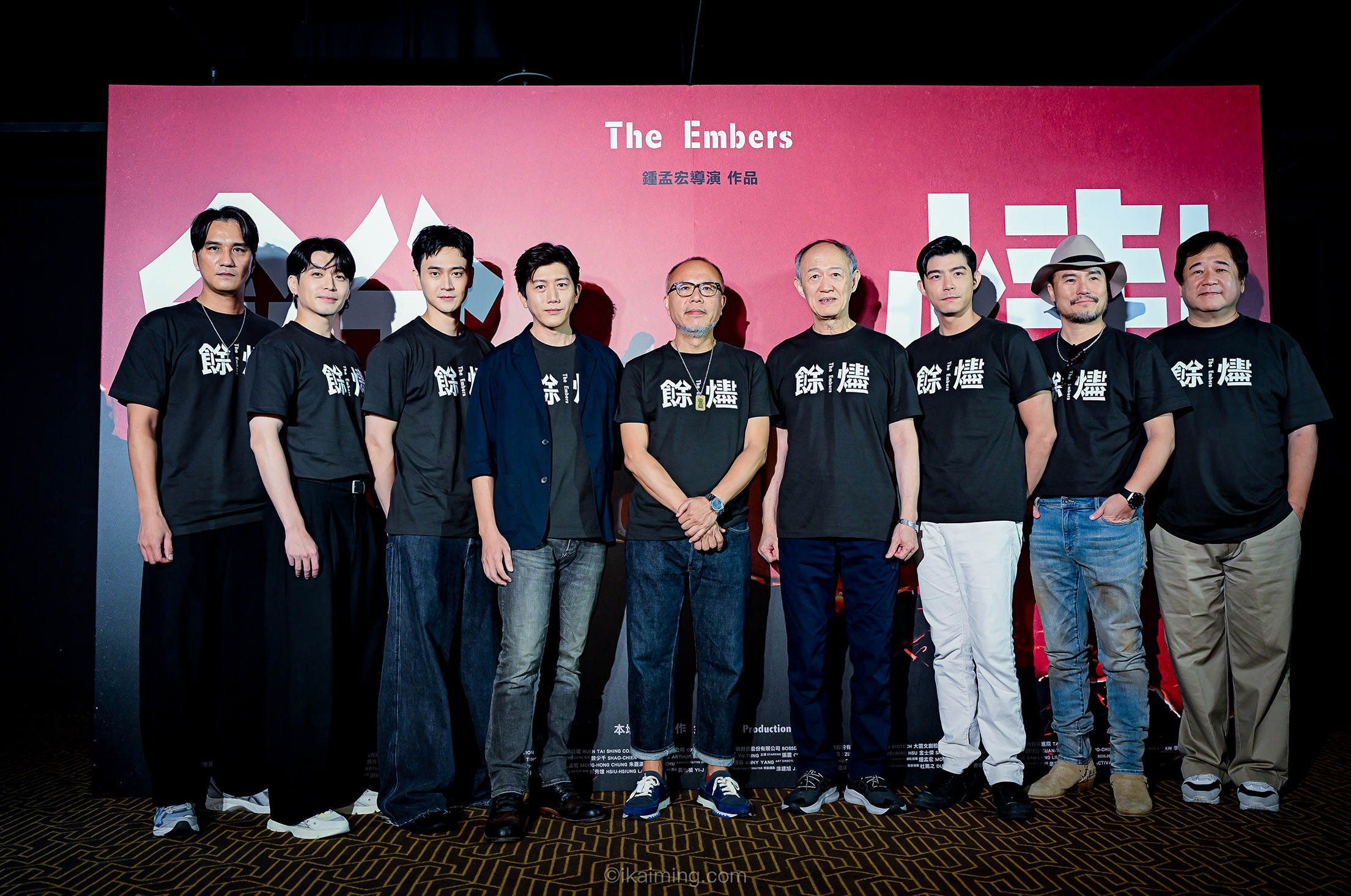 （左起）演員 馬志翔、侯彥西、劉冠廷、莫子儀、導演 鍾孟宏、演員 金士傑、王柏傑、李銘忠 出席《餘燼》試片。圖/本地風光提供