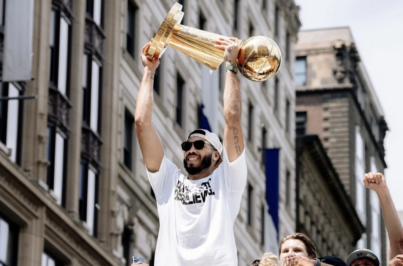塔圖手舉金盃在遊行中喜不自勝。 圖/取自JayTatum0 IG