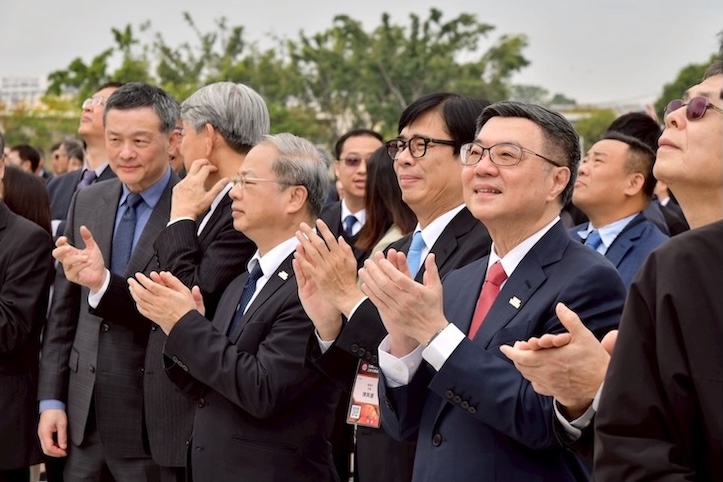 行政院長卓榮泰（前右2）於3月31日到高雄楠梓出席台積電二奈米擴產典禮。圖/取自行政院南部群組