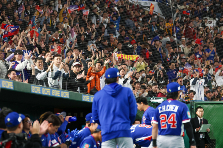世界棒球經典賽（WBC）8日中午在日本東京巨蛋上演台韓大戰，台灣隊打出精彩表現，取得勝利。不負觀眾席上一路相挺的台灣球迷們期望。但能否晉級八強，已成球迷們最關切的事。圖／ 中央社
