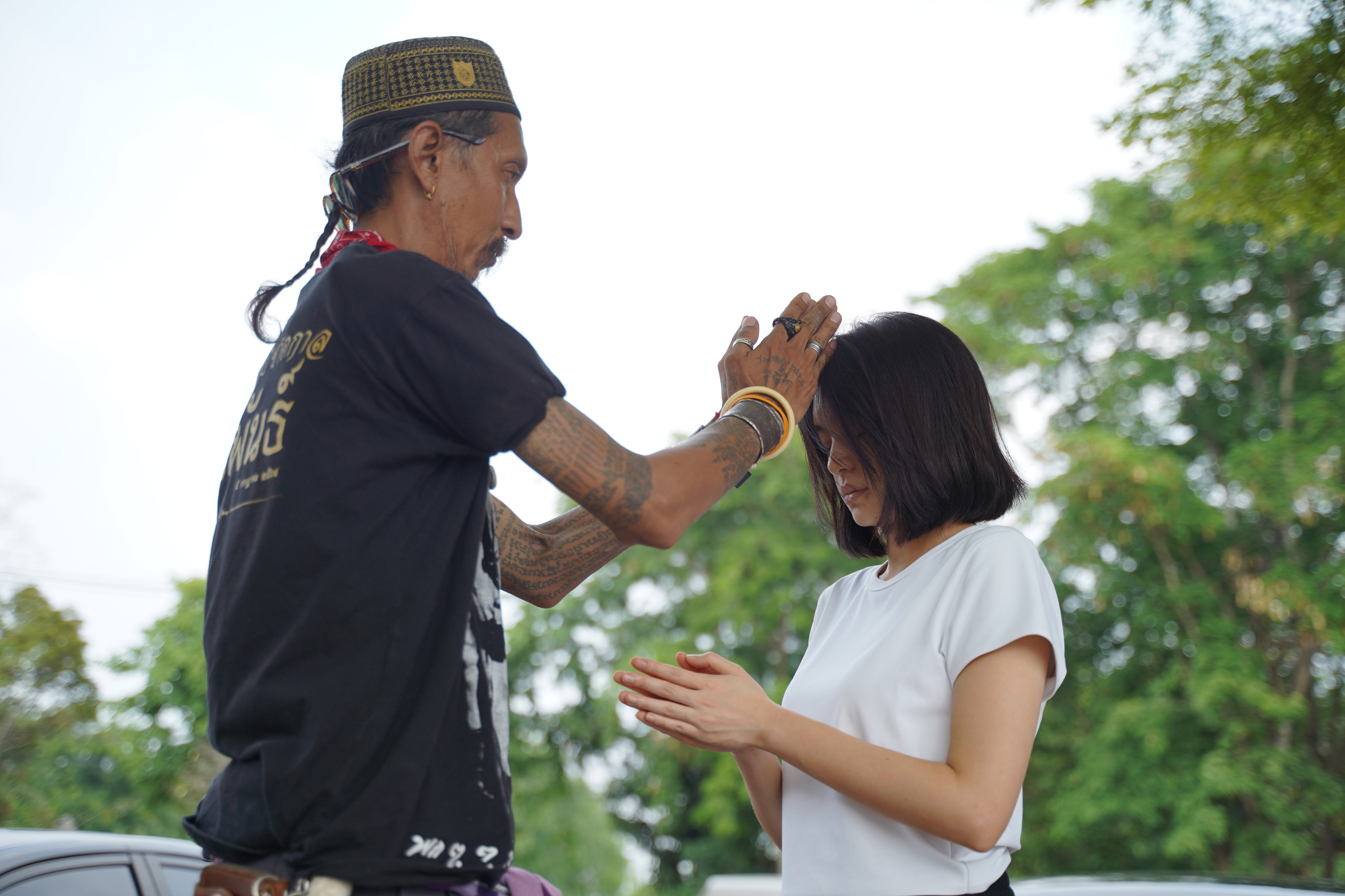 《邪降女帝》請來巫術指導刑堤查刑弘，拍攝前會先幫演員施下保護咒。圖/威視電影提供