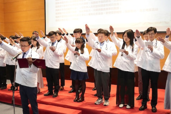 後醫系增額近來引起議論，圖為去年6月，國立中興大學學士後醫學系首屆23名學生完成2年學業，在授袍典禮上宣誓。圖／中興大學提供、中央社