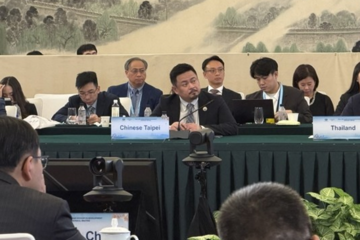 勞動部長洪申翰21日在APEC人力資源部長會議時，桌面上的桌牌標示為「Chinese Taipei」（中華台北），掀起網友議論。圖/中央社