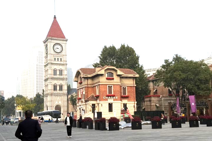 天津義式風情街,拱窗、紅磚與石板路構築出異國浪漫風景。圖/記者陳素貞攝
