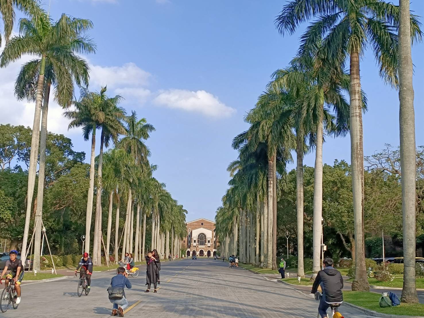 113學年大學申請入學統一分發結果今天（13日）公告。頂尖大學包括台大等的缺額都超過百個。圖/簡立欣攝