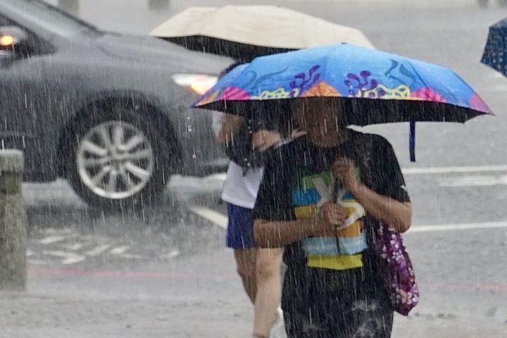 受颱風薇帕外圍環流影響，易有短延時強降雨，氣象署已發布豪雨特報。圖/取自中央社