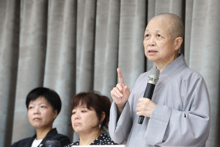 法師釋昭慧（右）16日在台北出席記者會，呼籲拒領普發現金新台幣1萬元，捐入國家續命專款。圖/中央社