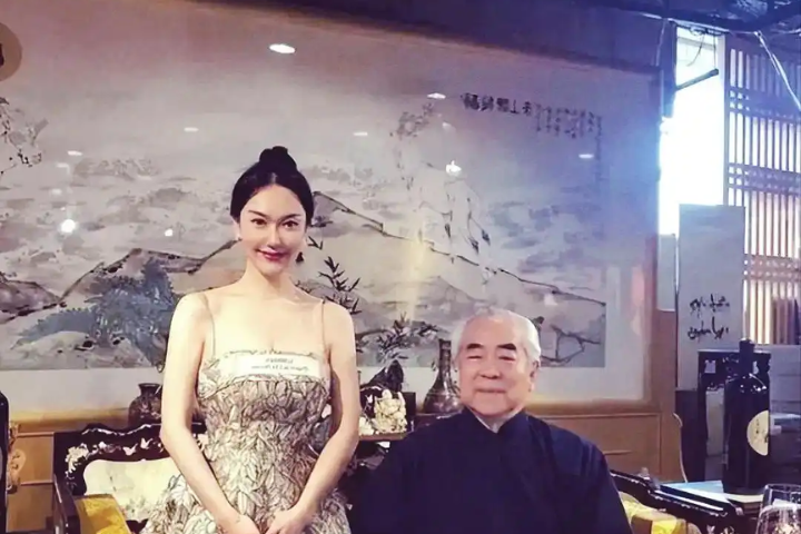 大陸書畫名家范曾（右）去年4月與小50歲的徐萌（左）結婚，沒想到才一年多就爆范曾失聯，家中珍貴書畫被搬一空。圖／取自微博