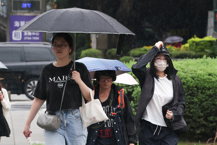 新生成熱帶低壓北移，各地需防大雨。圖/取自中央社
