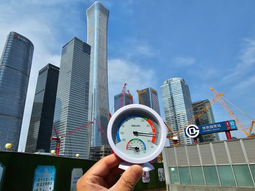 2023年6月23日，溫度計顯示北京室外氣溫超過40℃。圖/取自新華社