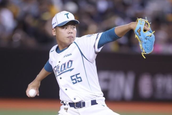 台鋼雄鷹球員伍祐城遭禁賽5場、罰款5萬元。圖/中央社