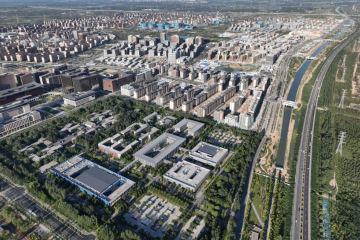 河北雄安新區經過多年規劃建設，城市框架全面拉開，圖為雄安市民服務中心。圖/取自新華社