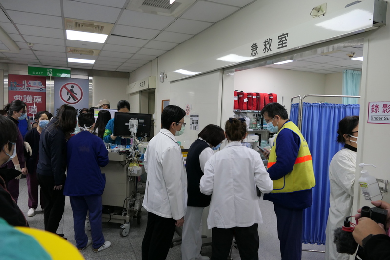 醫護離職潮造成醫院急診室爆滿，衛福部卻堅稱沒問題。圖/中央社