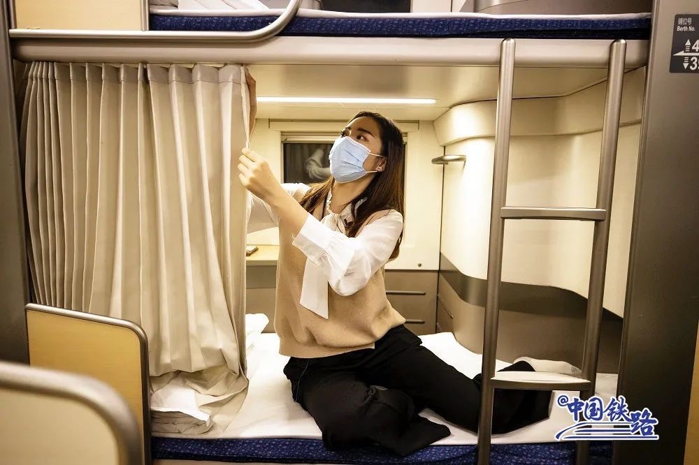 女生搭乘臥鋪，睡眠時多拉上隔簾維持隱私。圖/取中國鐵路網