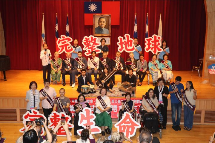 2025年「全球熱愛生命獎章」得主逾50人出席送愛婦聯會與華興中學師生對話超越AI活動。圖/周大觀文教基金會提供