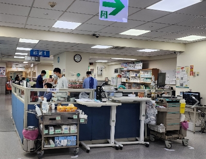 農曆過年期間各大醫院急診湧入大批看診民眾，急診室內的值班人員格外忙碌。圖/大林慈濟醫院提供