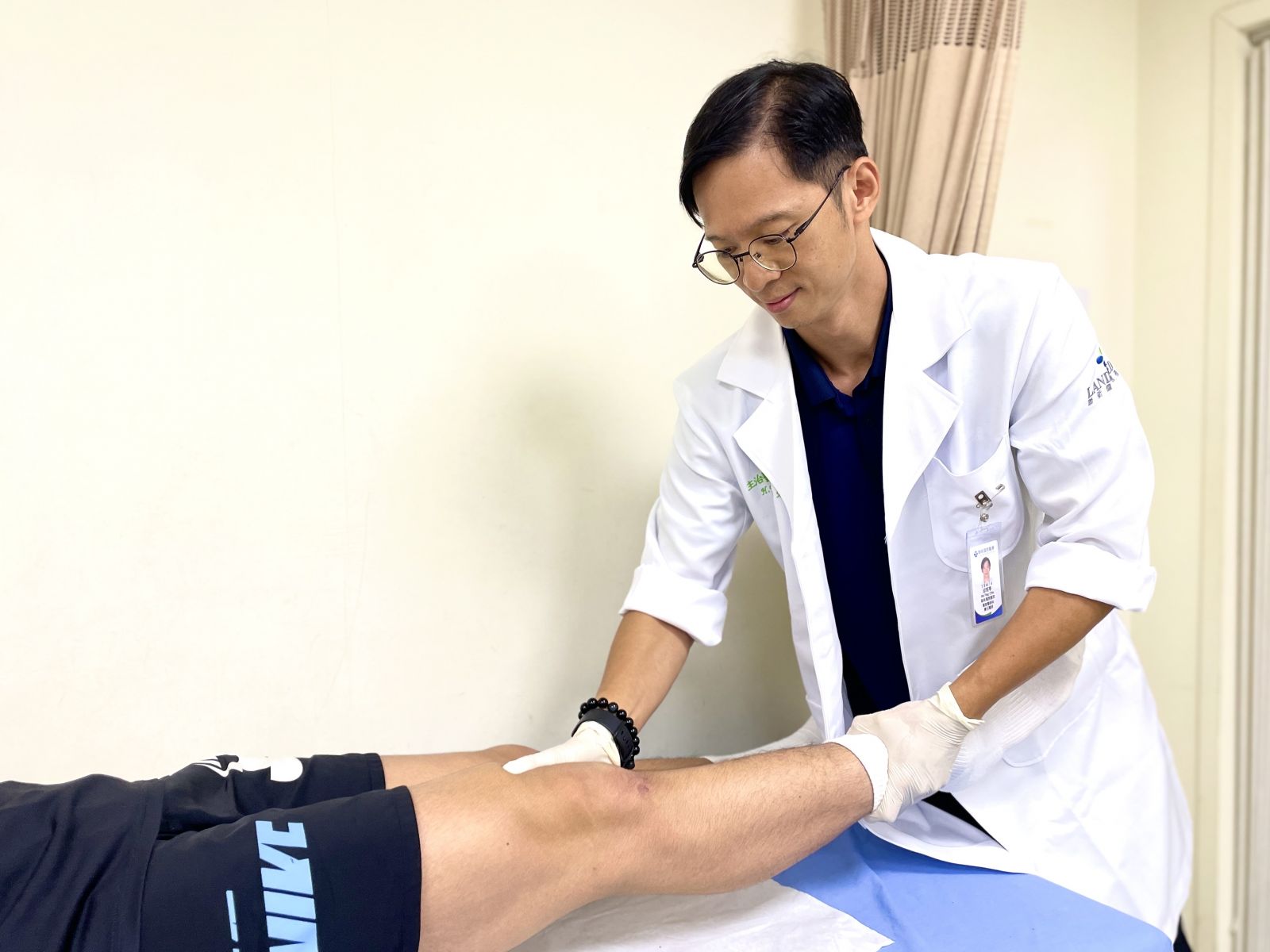 邱熙亭醫師認為，羽球運動多集中在上下肢、脊椎。圖/聯新醫院提供