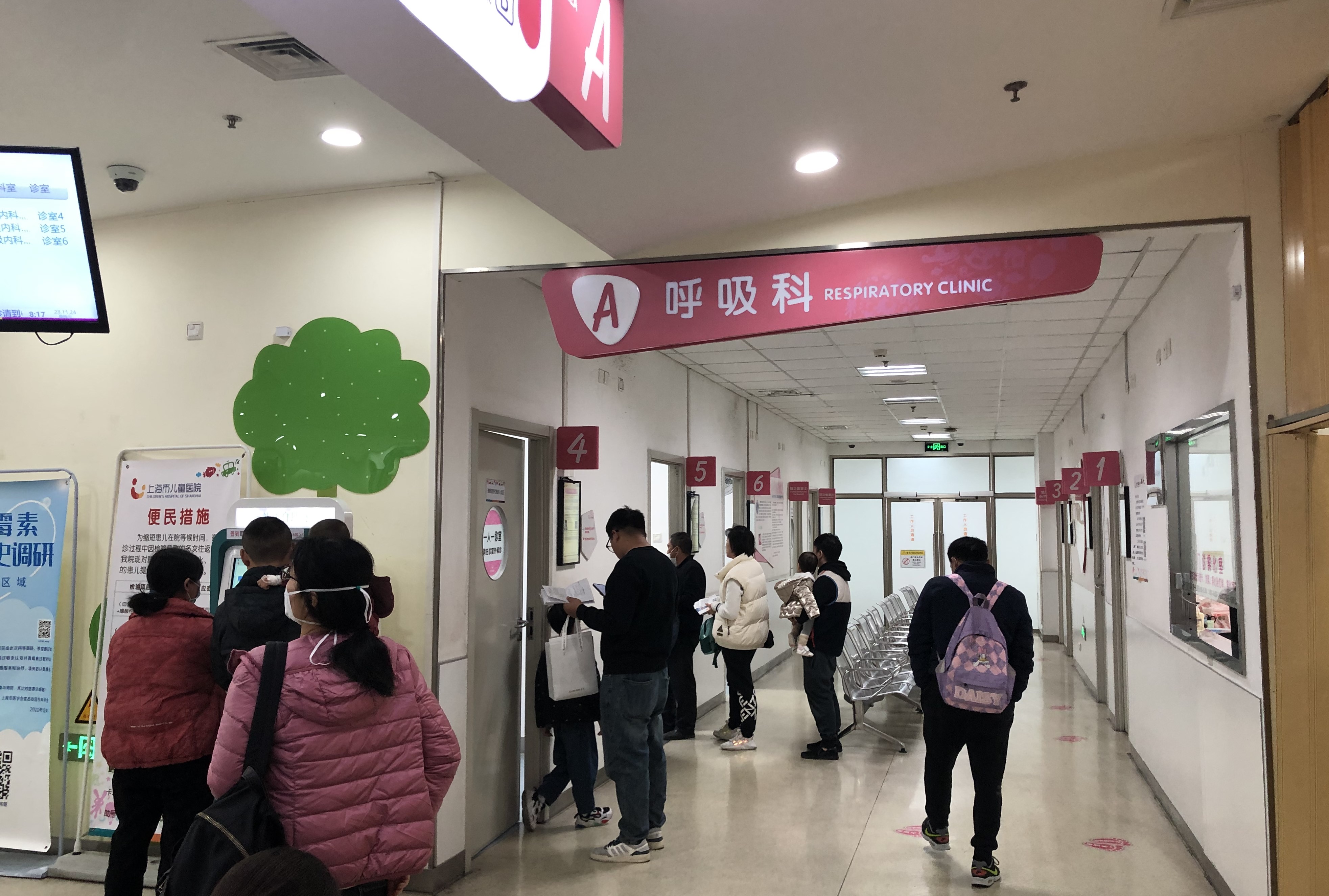隨著天氣轉涼，呼吸道病毒感染的患兒數量也開始持續出現，尤其是流感、鼻病毒和呼吸道合胞病毒感染的病例再次增多了起來。圖/取自上海市兒童醫院