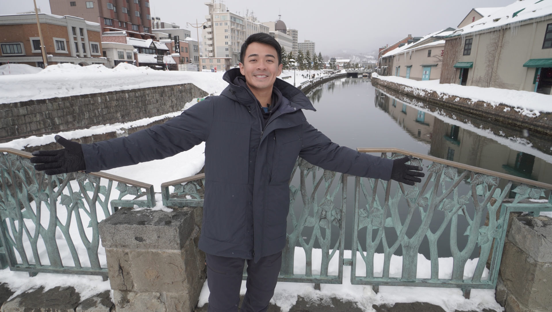 融融擔任《打卡無極限 北海道滑雪趣》外景節目主持人，在小樽運河前留影。圖/緯來育樂台提供