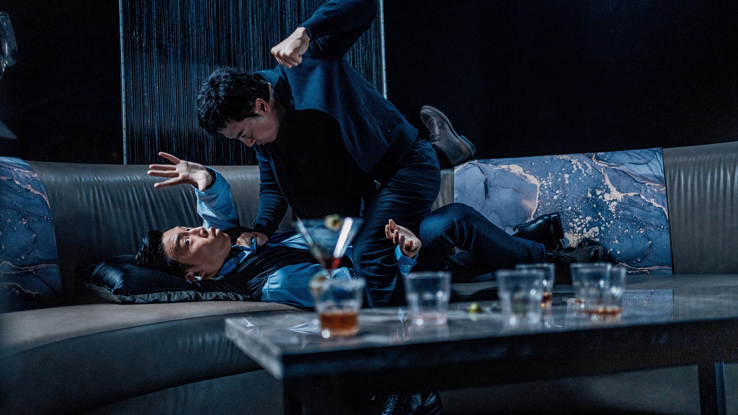 甄子丹執導並領銜主演的電影《誤判》相中香港人氣歌手張天賦演出電影中許多動作場面。圖/華映娛樂提供