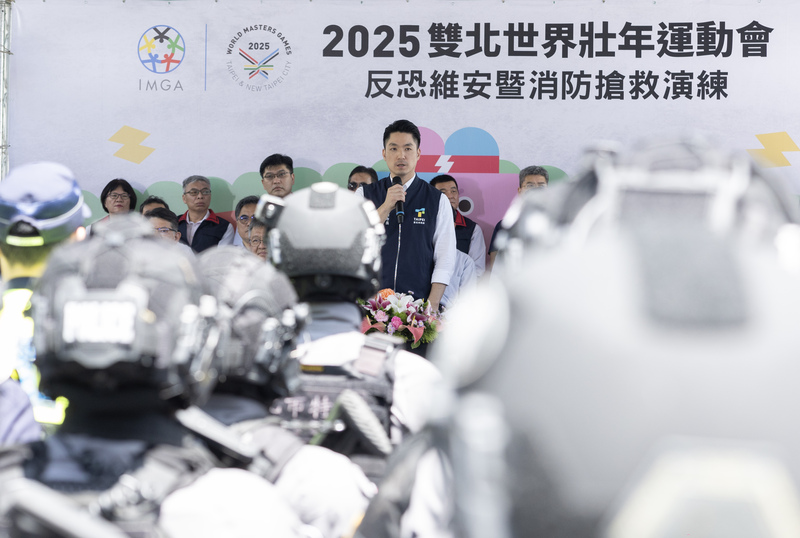 台北市22日舉行反恐維安暨消防搶救演練，市長蔣萬安（前中）出席致詞，慰勉消防警察人員。圖/中央社