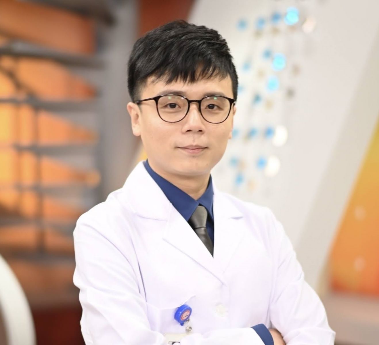 消化內科黃國維醫師為民眾說明幽門桿菌的篩檢方法，及篩出幽門桿菌的後續療程。圖/臺北市立聯合醫院陽明院區提供