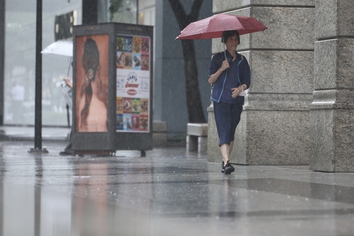 受到低壓帶與西南風影響，本周全台各地有雨。圖/取自中央氣象署