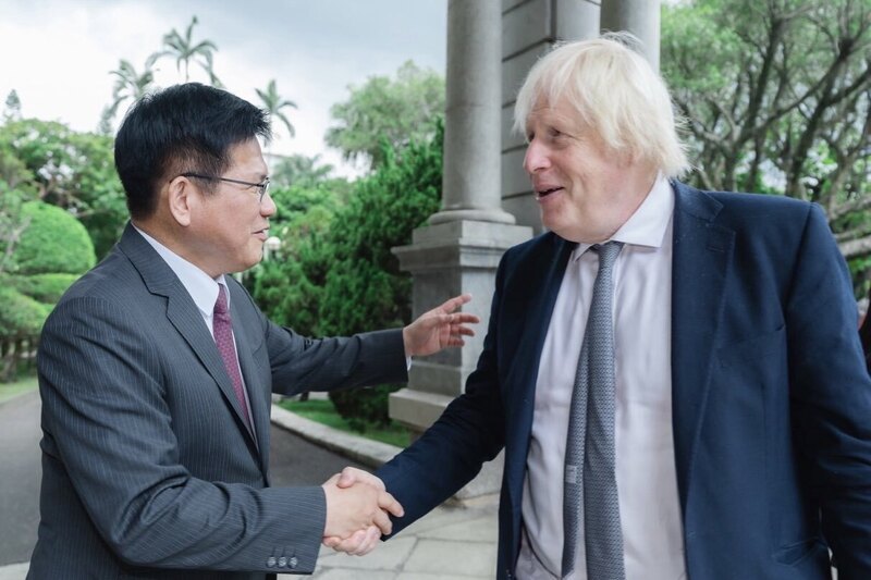 外交部長林佳龍（左）與英國前首相強生（右）握手，對於公文外洩一事，林佳龍已下令調查。圖/中央社