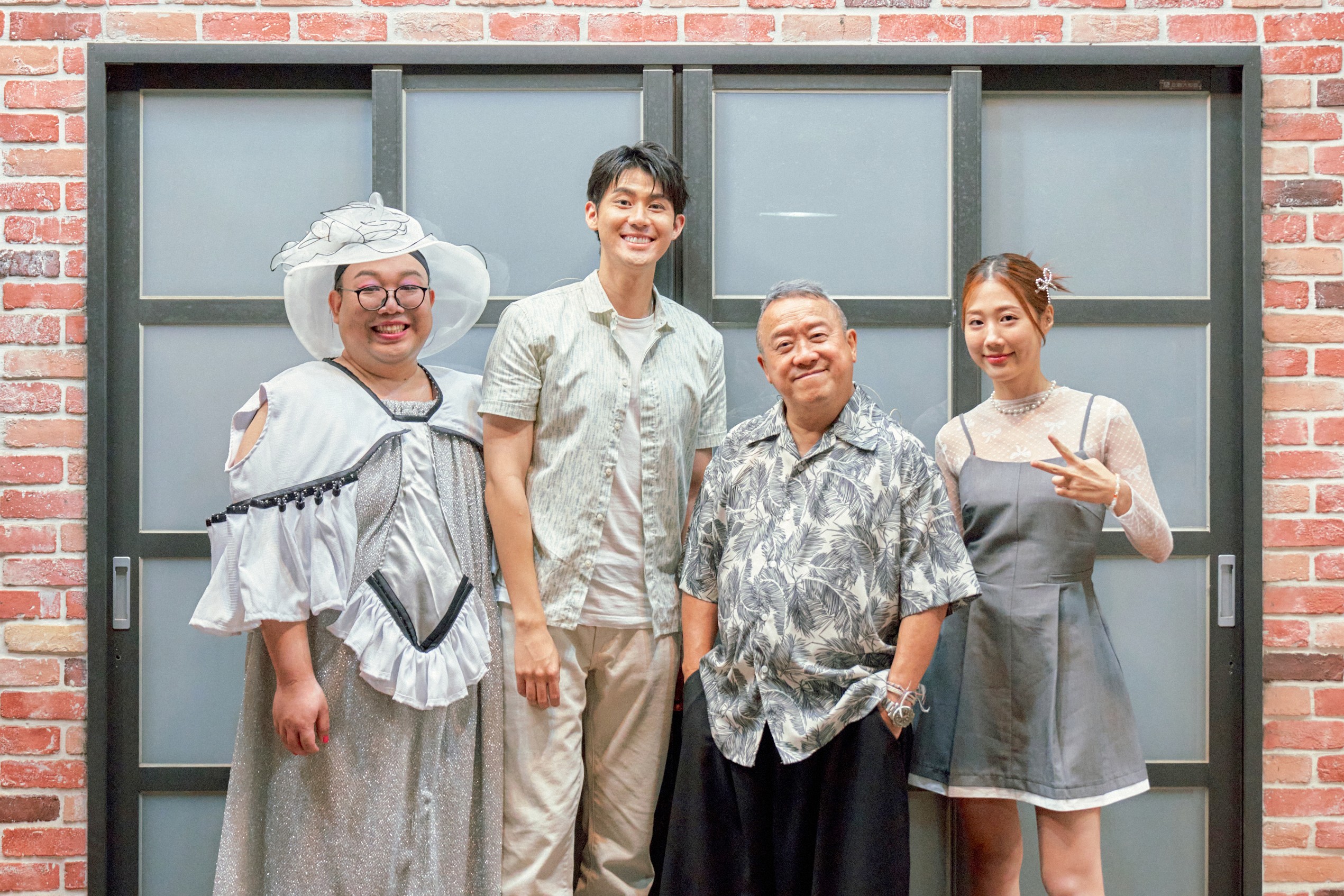 左起泰國娘娘、李玉璽、曾志偉、金針菇在《夜市王》中擔任評審。圖/緯來電視台提供