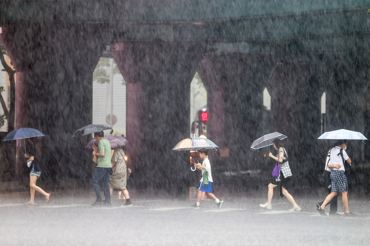 受到西南風持續影響，台中以南地區仍會劇烈降雨。圖/取自中央社