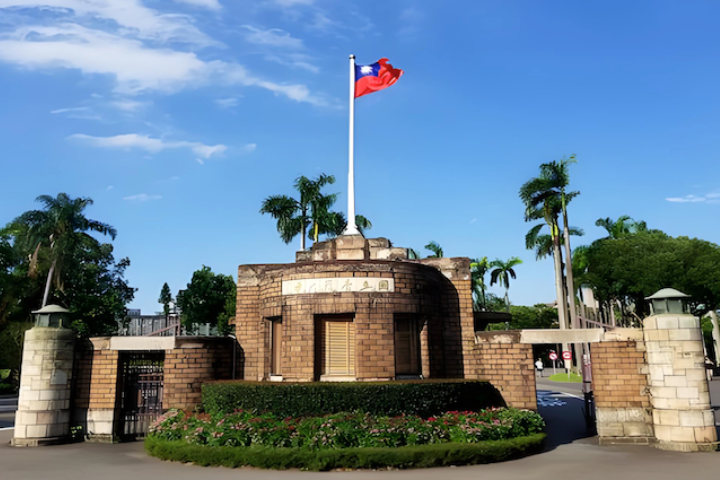 114學年度大學申請入學12日放榜，66校共8196個缺額，連熱門的台灣大學（圖）法律系、政治系都有缺額。圖／取自百度網站