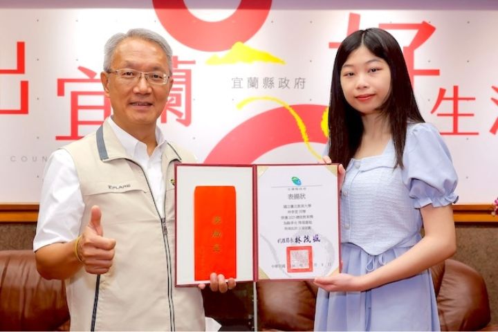 林亭萓（右）榮獲「總統教育獎」，宜蘭縣代理縣長林茂盛祝福她未來展翅高飛。圖/取自宜蘭縣政府網站