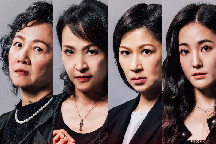 左起演員 王琄、姚坤君、顏嘉樂、張晴，母親與三個女兒即將在《八月，在我家》舞台上飆戲探索家庭真相。圖/綠光劇團提供、黃煌智攝