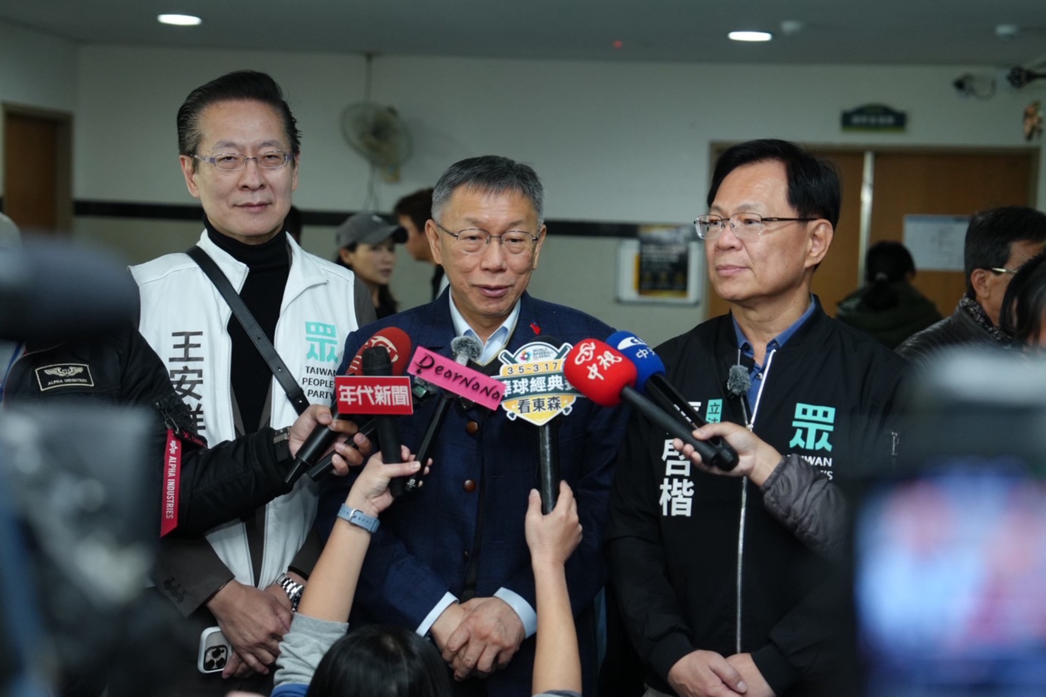 前民眾黨主席柯文哲（中）南下嘉義市替白委張啓楷（右）站台，左一為民眾黨備位立委王安祥。圖/民眾黨提供