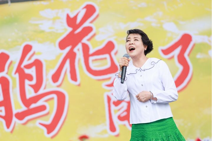 聲樂家簡文秀為郭博州創作個展開幕式高歌祝福。圖/億光文教基金會提供