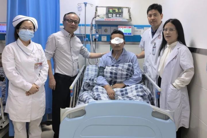 7月7日，東莞市人民醫院心血管內科主任郭素峽（右一）看望患者章明（中）。圖/取自《人民日報》健康客戶端