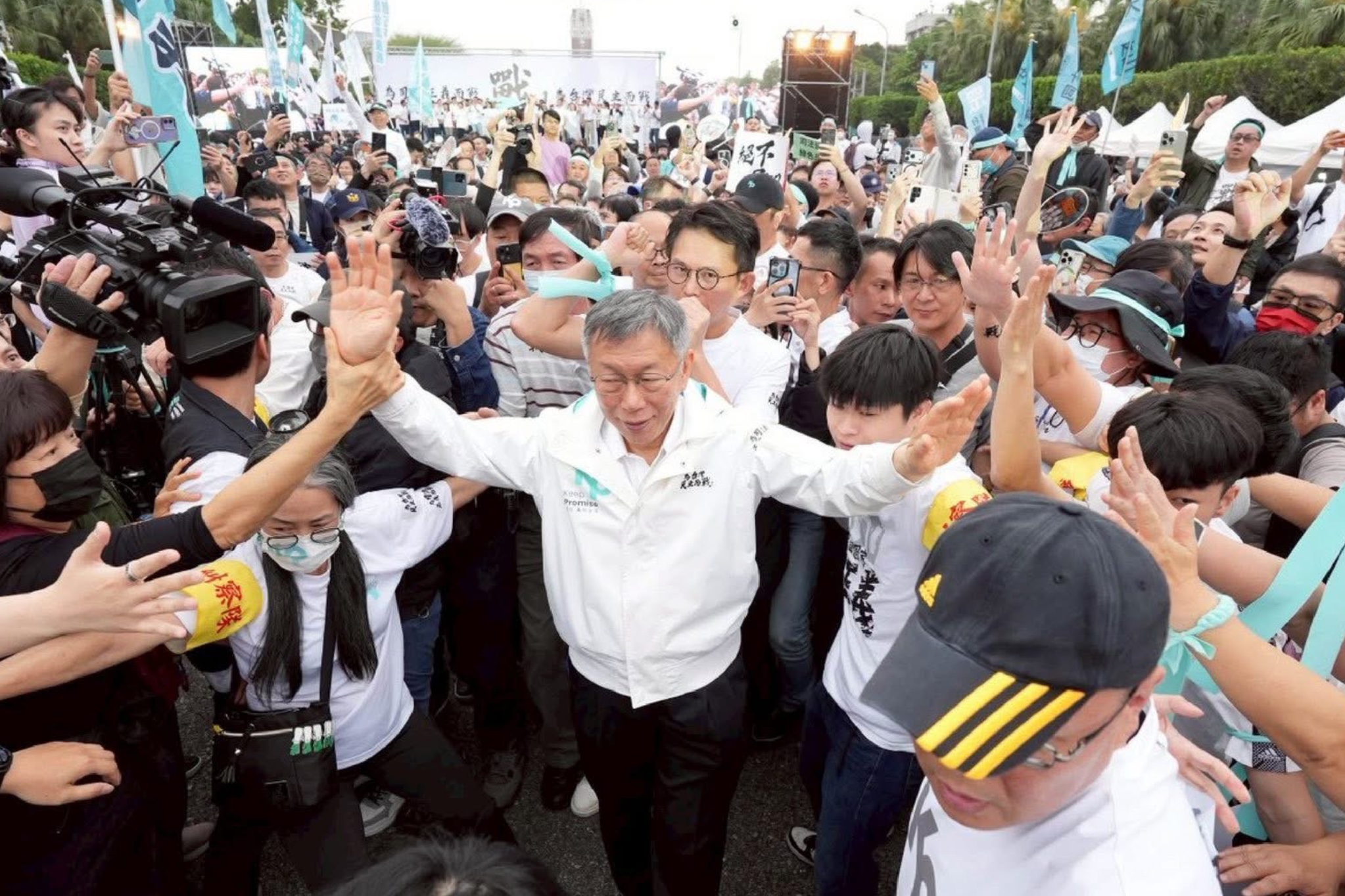 民眾黨創黨主席柯文哲（中）京華城案一審遭判17年，圖為329民眾黨凱道抗議的畫面。圖/取自柯文哲臉書