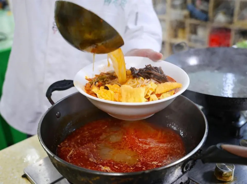 柳州螺螄粉酸、辣、臭、香的獨特風味，吸引各地饕客。圖/取自新華社