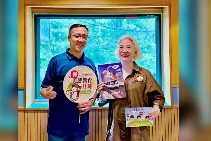 教育電台由陳碧涵博士（右）主持的「與美感教育共舞」節目，專訪台北市雙園國小輔導組組長張倉凱（左）。圖/取自陳碧涵臉書