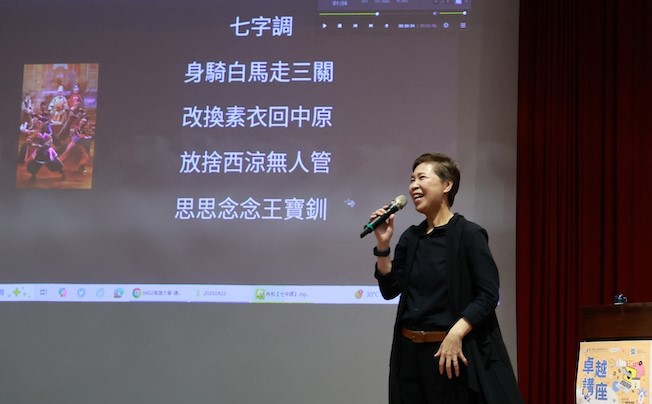 尚和歌仔戲劇團團長梁越玲（見圖）在高雄大學卓越講座分享劇團30年的挑戰與成長。圖/高雄大學提供