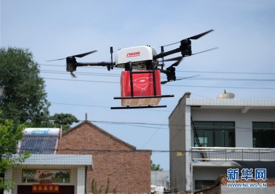 一架掛載貨無人機抵達位於西安市長安區杜曲街道師家村的降落點上空。圖/取自新華網