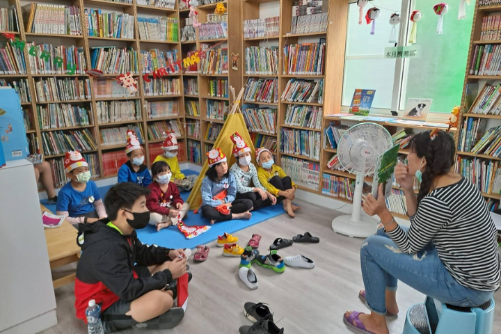 周大觀文教基金會送愛後龍國中、崎峰國小等偏鄉中小學，永續帶動青年學子讀出希望，歡迎各界合辦「親子共讀．與書共眠」系列公益活動。圖/周大觀文教基金會提供