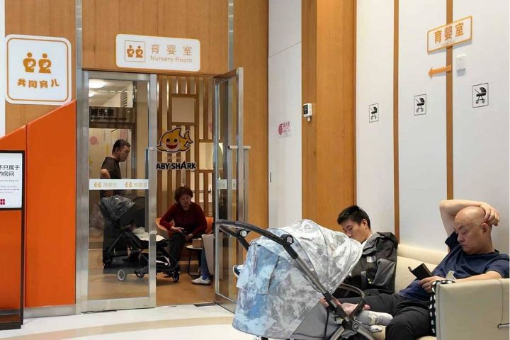北京市朝陽大悅城商場內的母嬰室，現已更名為育嬰室。門口「一間不只屬於她的房間」的宣傳語讓人耳目一新，原「男士勿入」的提示牌被撤下，換上了「共同育兒」的貼圖。圖/劉遠 攝