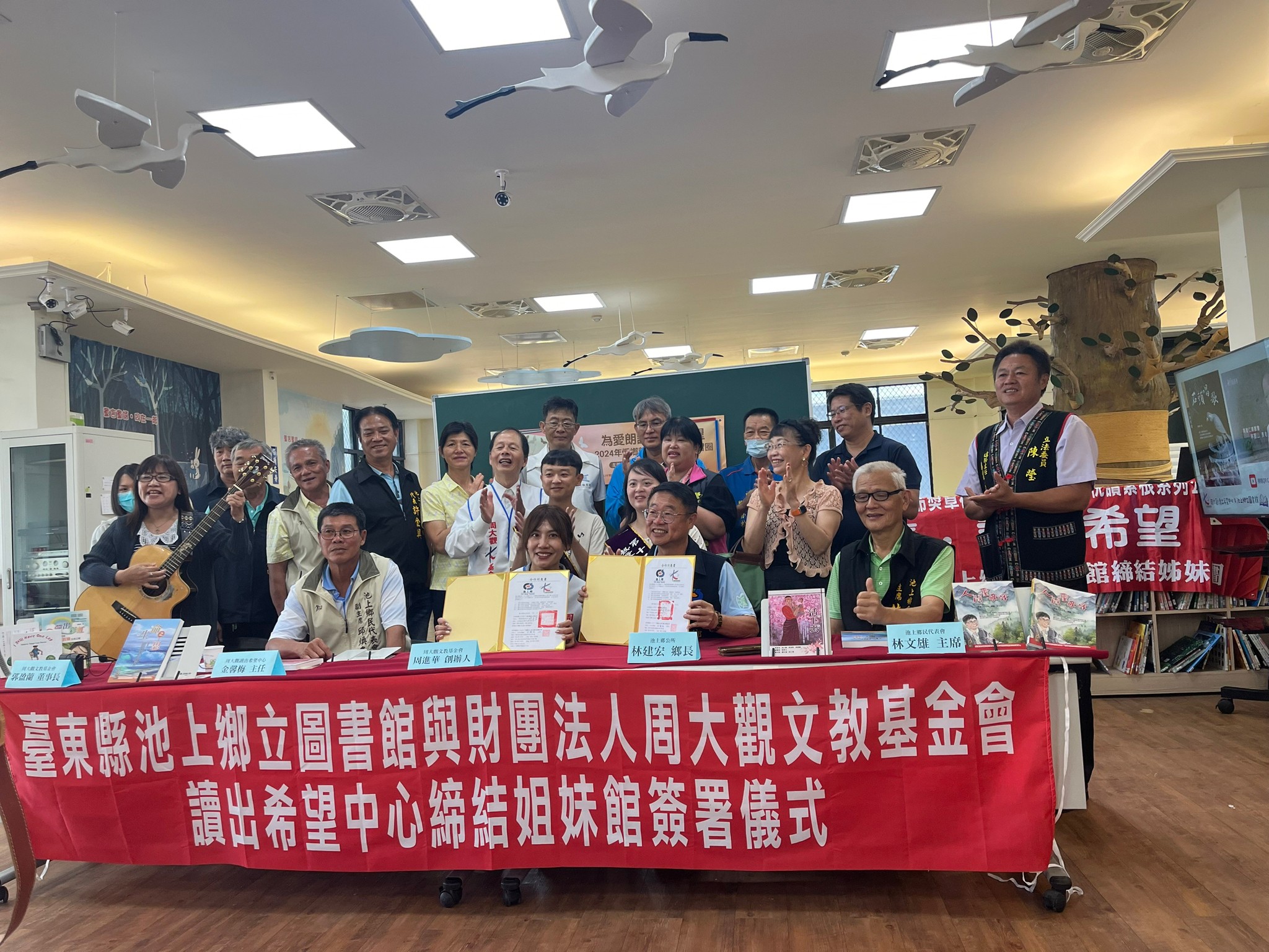 為解決全球閱讀危機，周大觀文教金會鼓勵偏鄉孩子少滑手機．為愛朗讀。圖/周大觀文教金會提供