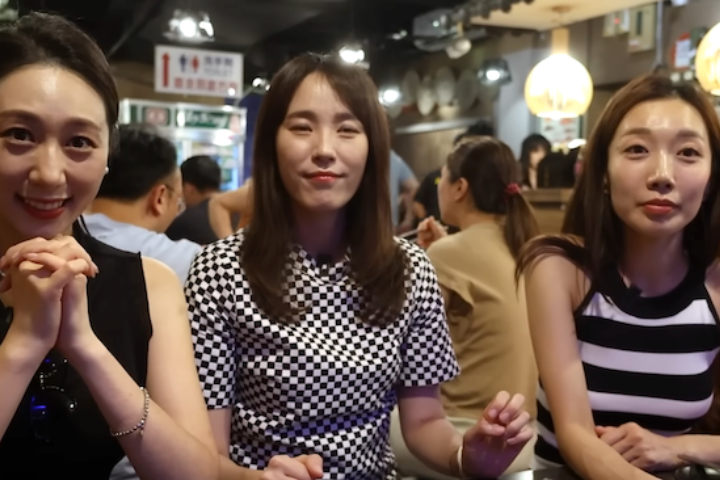 3名空服員到台灣的熱炒店品嘗美食。圖/取自TouTube_KT story